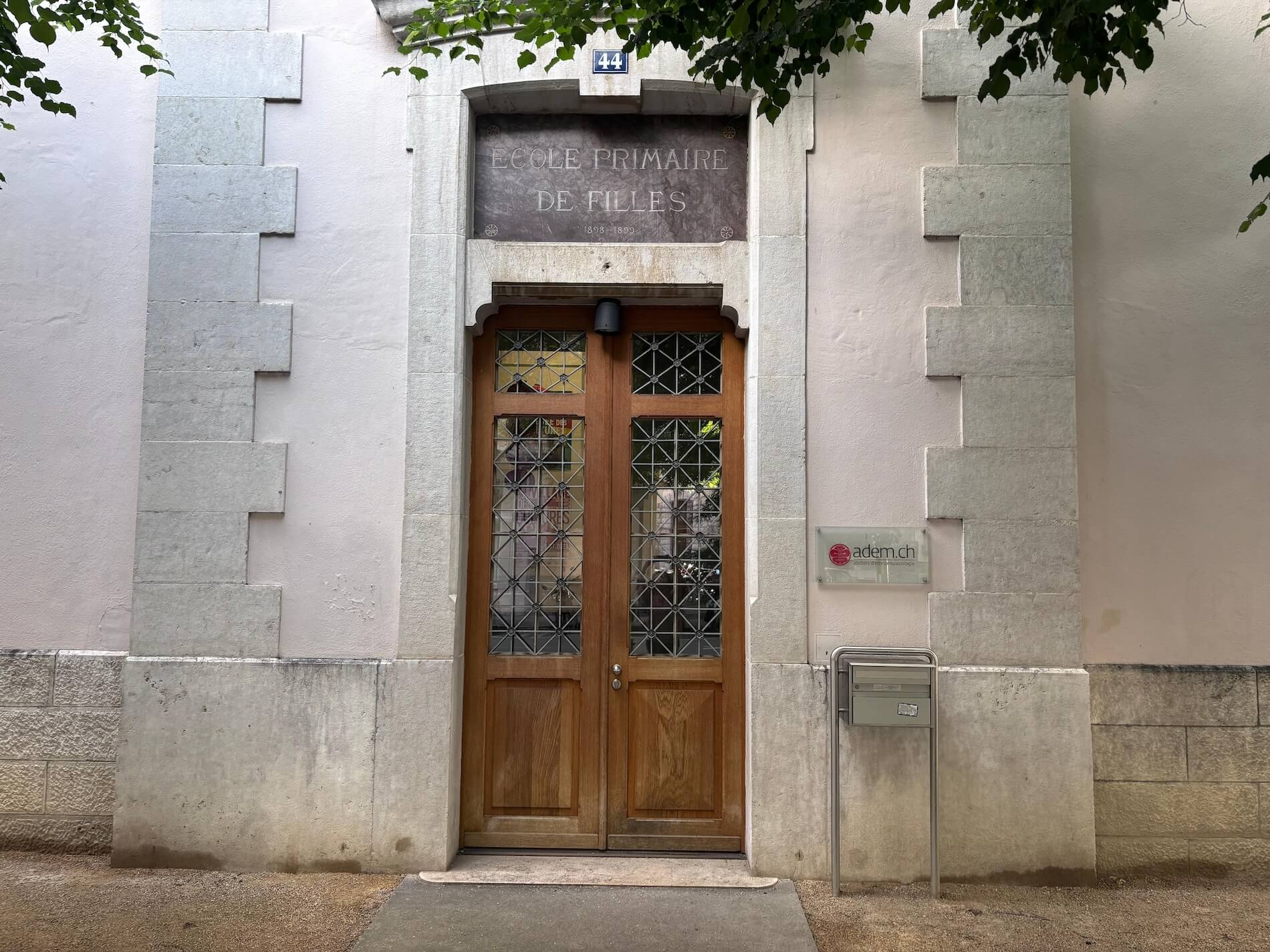 Fondés à Genève en 1983, les Ateliers d'ethnomusicologie (ADEM) sont une association culturelle dédiée aux musiques et danses du monde.